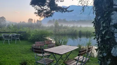 a picnic table and chairs next to a lake at Treffpunkt Heuwiese in Weite