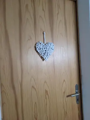 a heart magnet on a wooden door at Ahornwohnung, ruhige Lage, nähe Bahnhof und Zentrum in Buchs