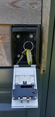 a box with a sewing machine and a pair of scissors at Tiny House im Grünen in Sankt Margrethen