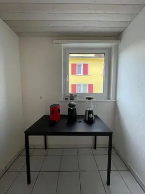 a small table in a room with a window at Charmante Ferienwohnung im Oberthurgau in Amriswil
