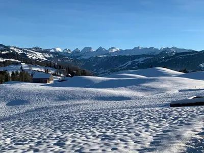 a snow covered slope with footprints in the snow at Gemütliches Chalet-Zimmer in Guesthouse Rosalie in Brunnadern