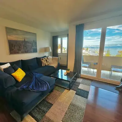 Modern Lakeview Apartment