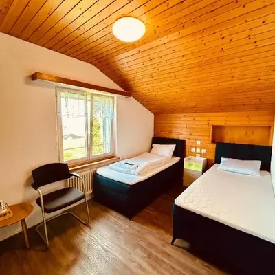 Dreibettzimmer mit eigenem Bad und Seeblick