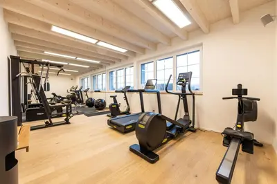 a gym with several treadmills and exercise bikes at Historische Residenz Lindeneck in Güttingen