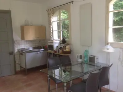 a living room with a white couch and a stove at 2-Zimmer-Ferienhäuschen am Bodensee in Güttingen