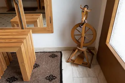 a room with a wooden wheel and a mirror at Jambo Pua in Alt Sankt Johann