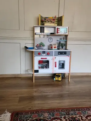 a toy stove in a room with a play kitchen at Backpacker Bären in Urnäsch